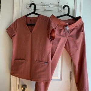 FIGS - Casma Three-Pocket Scrub Top and Kade Cargo Scrub Pants Women’s scrub set